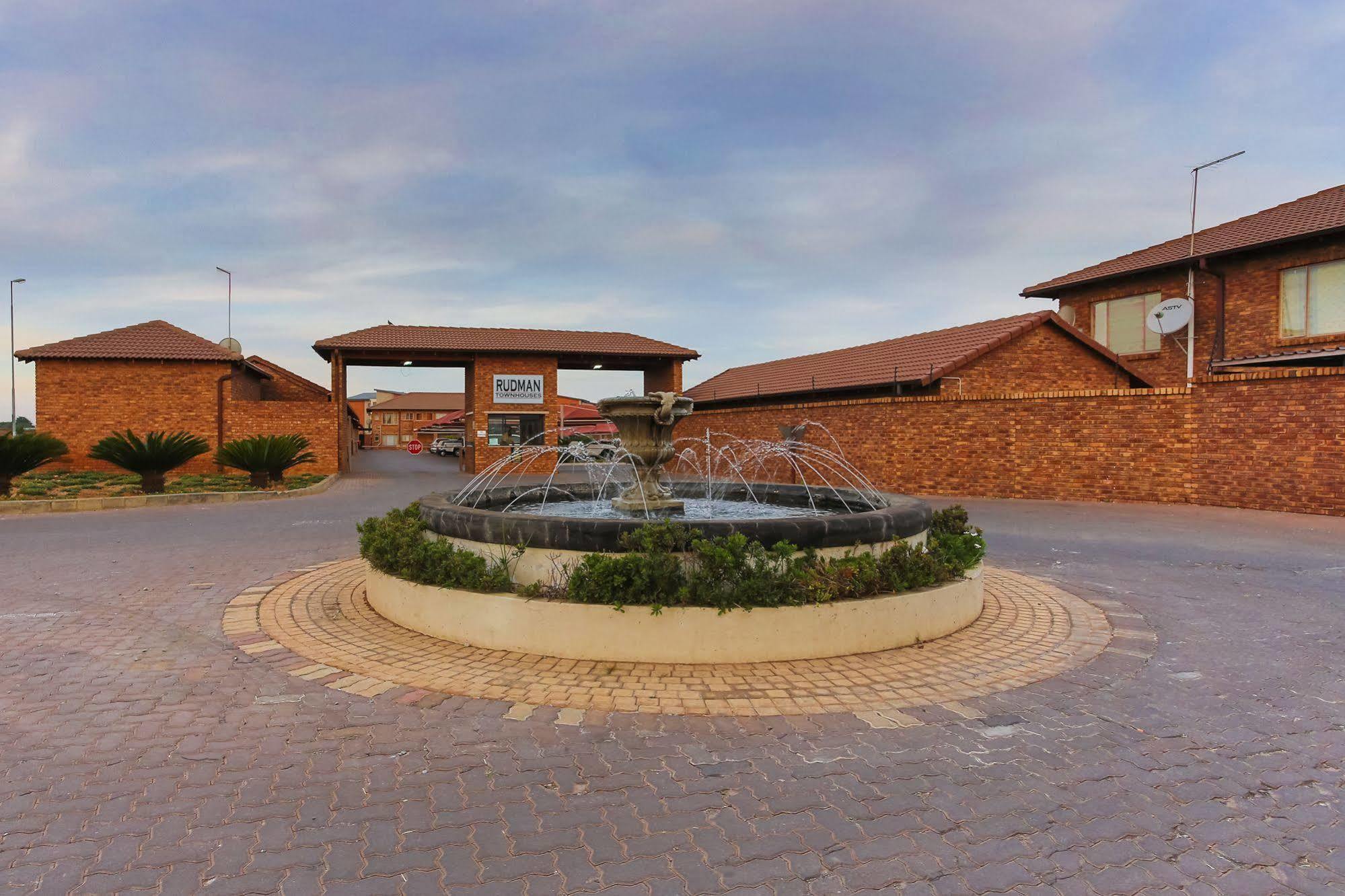בוקסבורג Rudman Townhouses - Or Tambo Airport מראה חיצוני תמונה